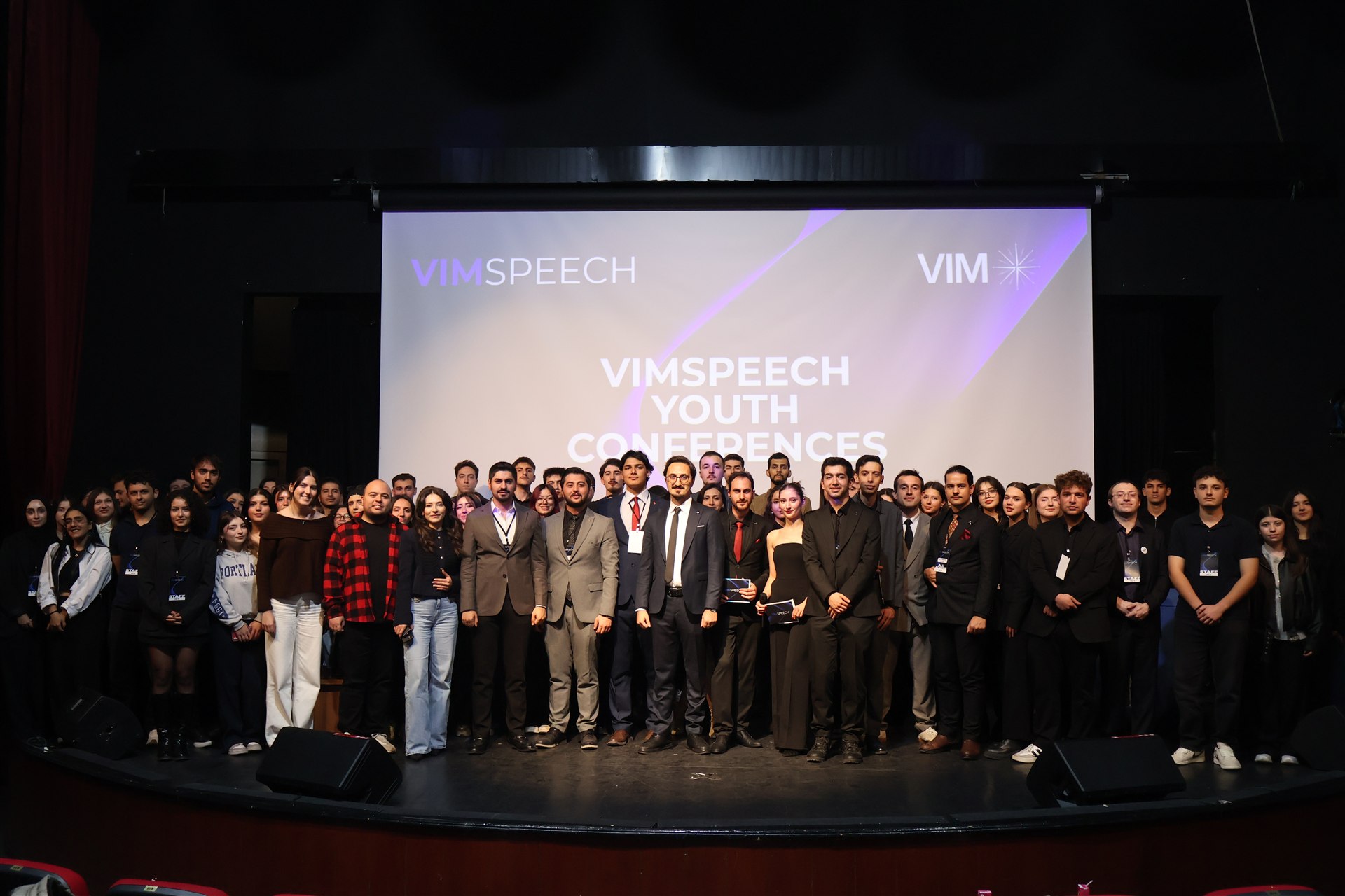 VIM SPEECH sahnesinde bir araya gelen topluluk ve konuklar